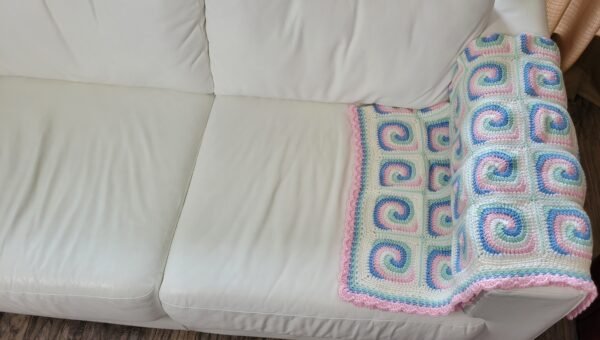 Spiral granny square baby blanket - Image 4