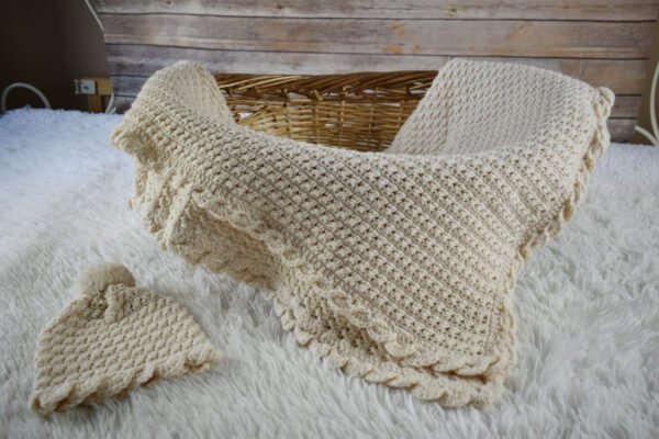 Cream swirly baby blanket set - Image 2