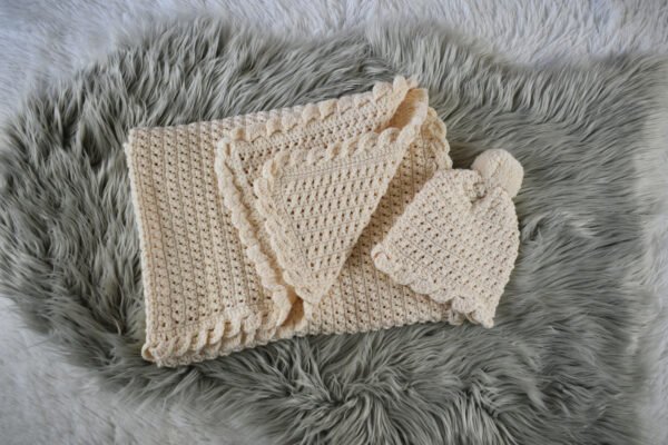 Cream swirly baby blanket set - Image 6