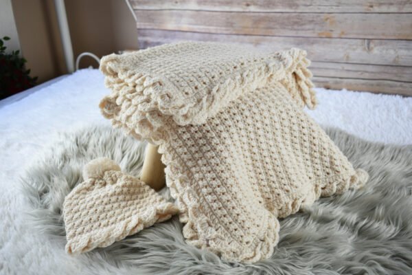 Cream swirly baby blanket set