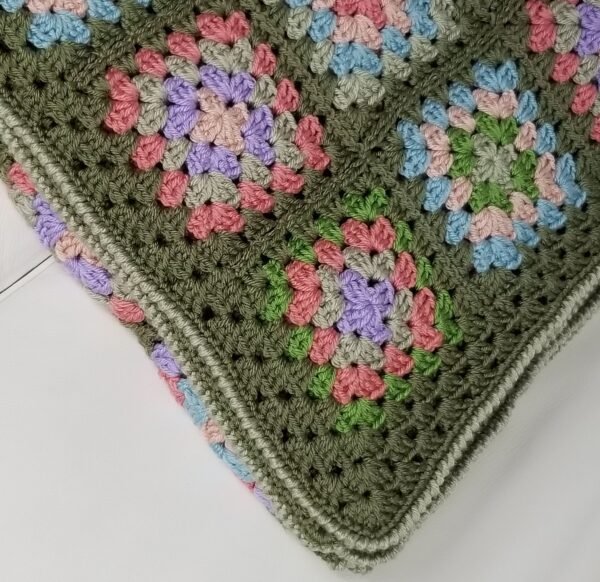 Forest blooms granny square blanket - Image 9